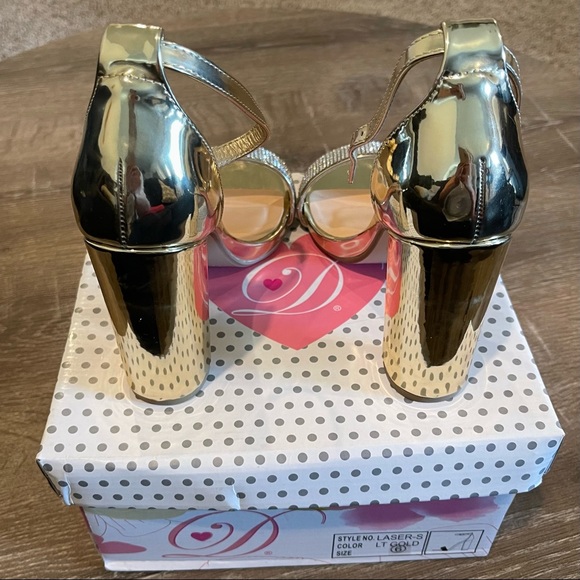 Gold heels size 6 MAKE OFFER - Picture 4 of 6